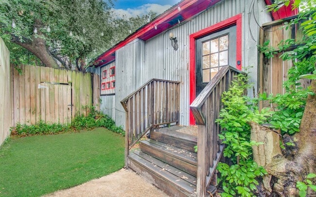 Building Photo - 5419 Gulfton St Unit G