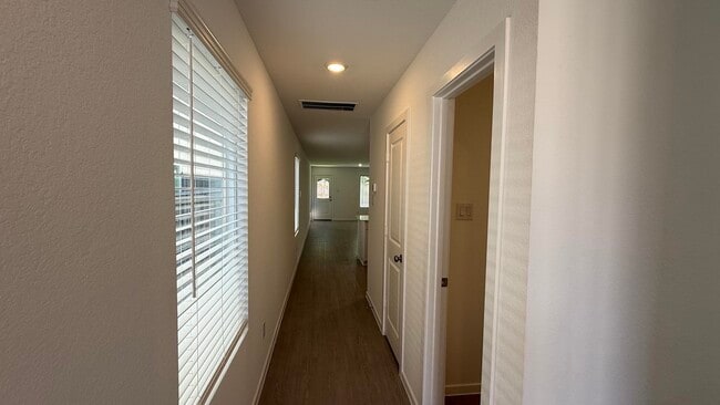 Building Photo - 913 Pertuso Ln
