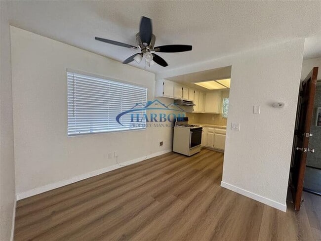 Photo - 961 W 1st St