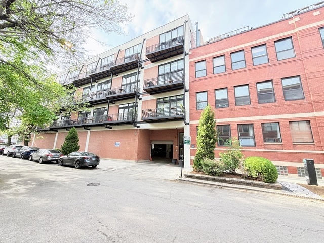 Building Photo - 2012 W Saint Paul Ave Unit 409