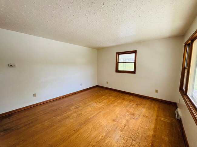 Photo - 115 Lucas St NE