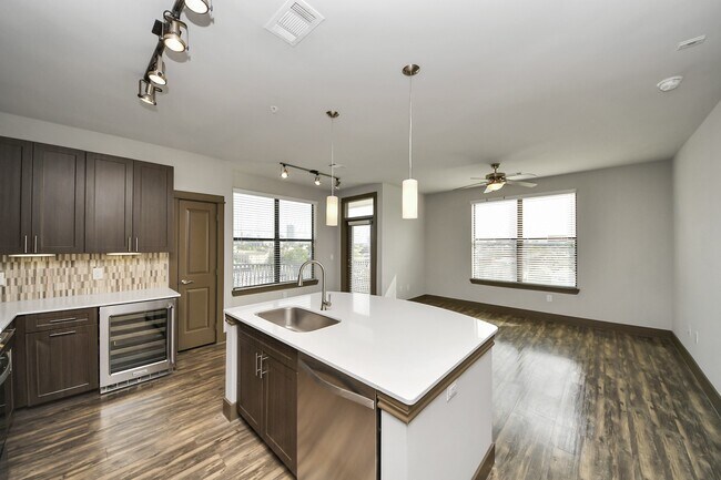 Photo - 5454 Washington St