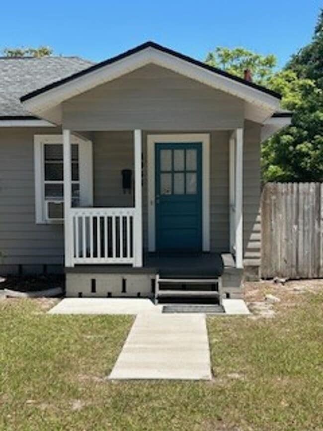 Building Photo - Quaint 1/1 apartment