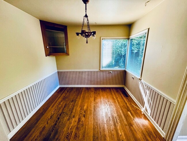 Building Photo - Large Queen Anne Home $3295