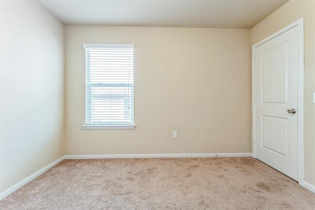 Photo - 108 Leona River Trl