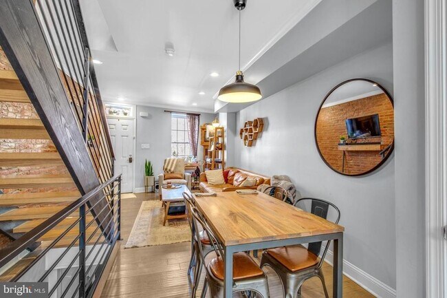 Photo - 2531 Collins St