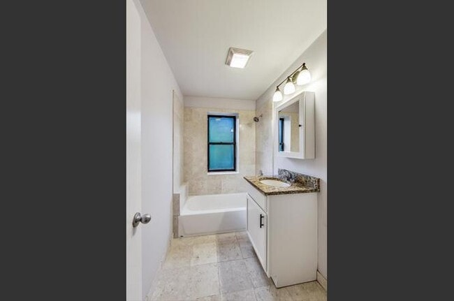 Building Photo - 1257 W Roscoe St