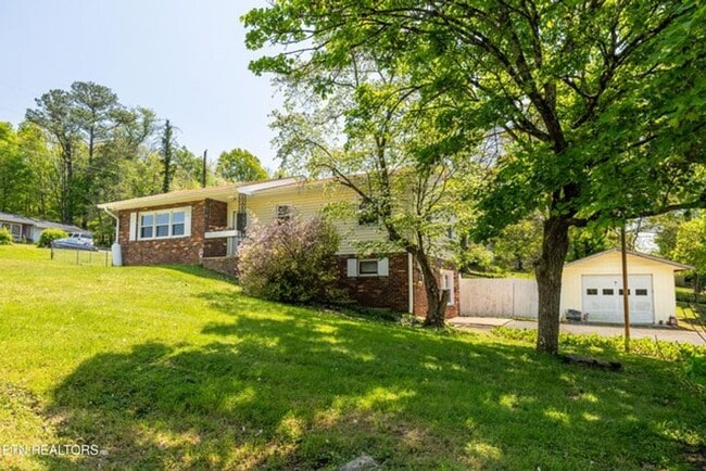 Photo - Knoxville 37921 - 3 bedroom, 1 Bath Upstairs Unit,  - Contact Troy Adams (865) 233-6949