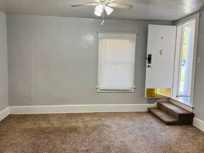 Building Photo - La Selle Apartments Unit 2