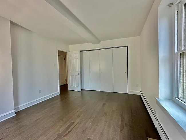 Bedroom with ample closet space - 420 W Chestnut St Unit 2B