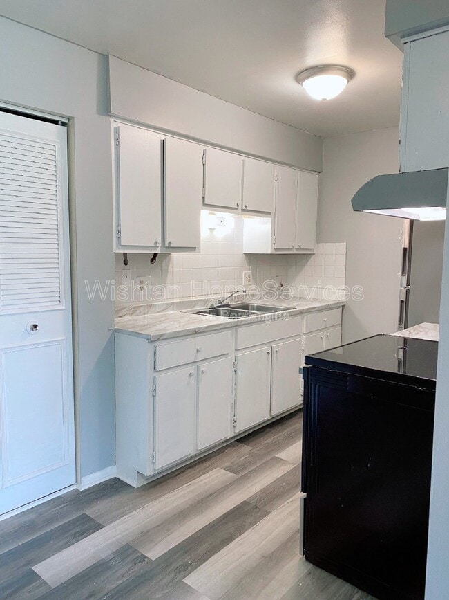 Building Photo - 201-220 Charleston Blvd Unit 5