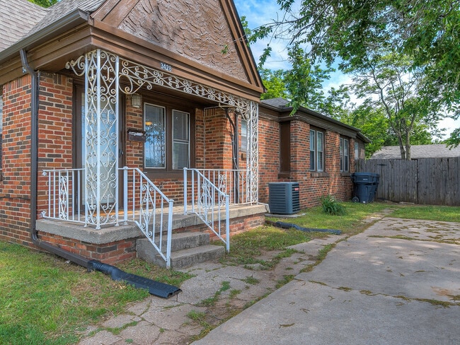 Building Photo - Updated DUPLEX- Minutes away from The Plaz... Rental