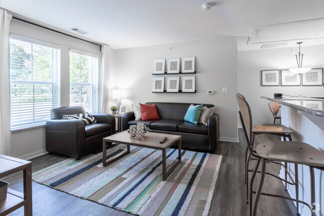 2BR,2BA,907SF