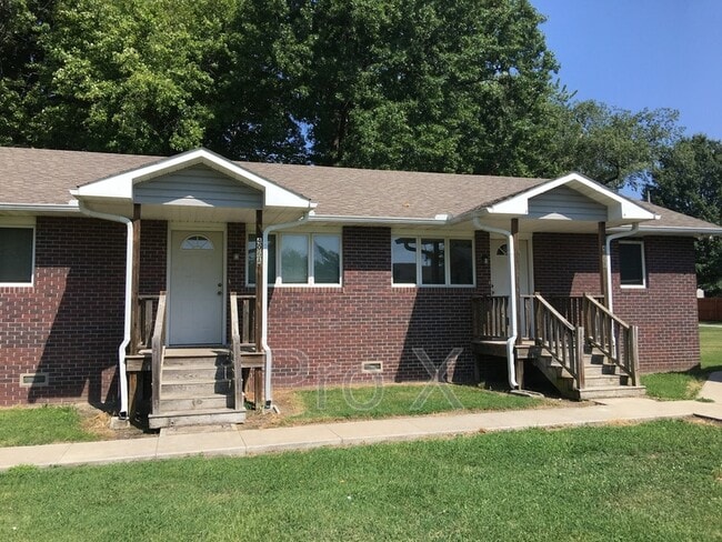 Building Photo - 406 E Adams St Unit Apt. A