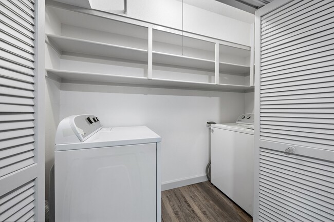 Building Photo - 1714 Huge Oaks St