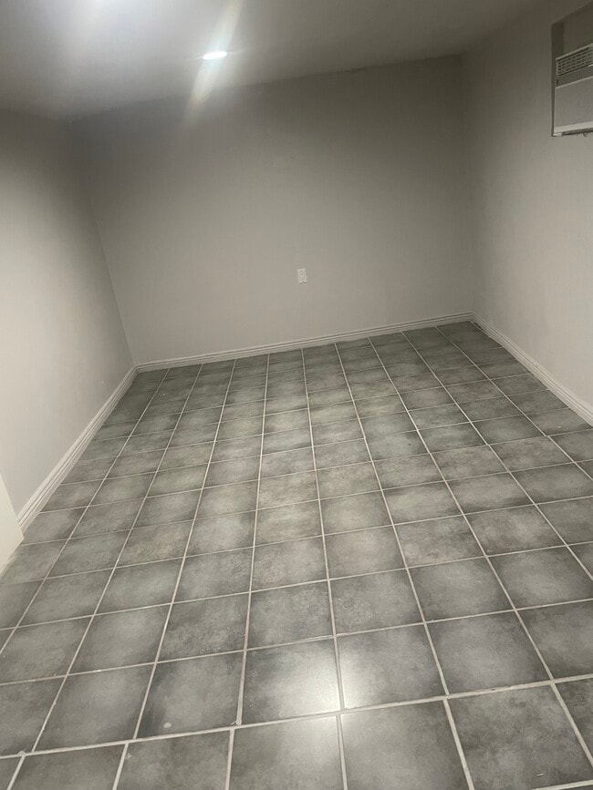 Building Photo - 2302 E Yale St Unit 1bdrm apartment