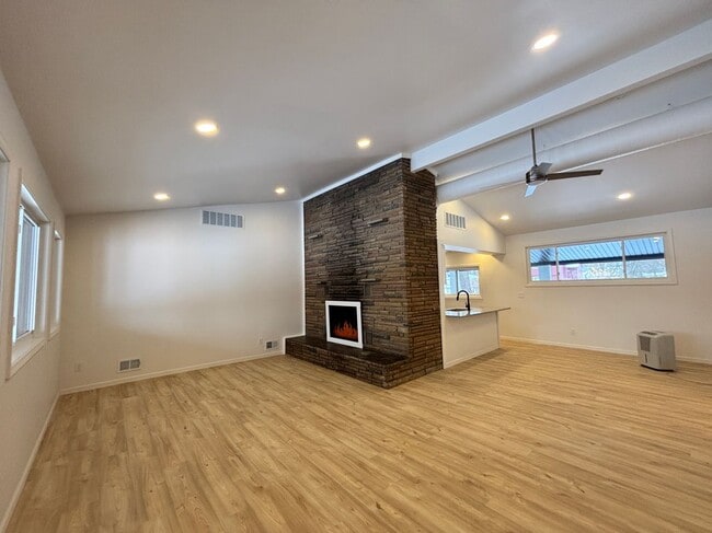 Photo - 35140 School St