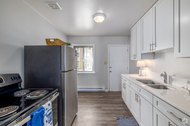 2BR, 1BA - 785SF - Kitchen - Hideaway at Kingspark