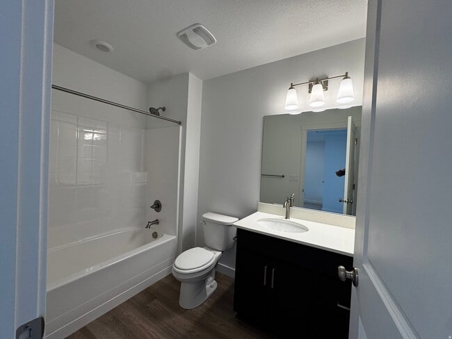 1562 N 1875 W