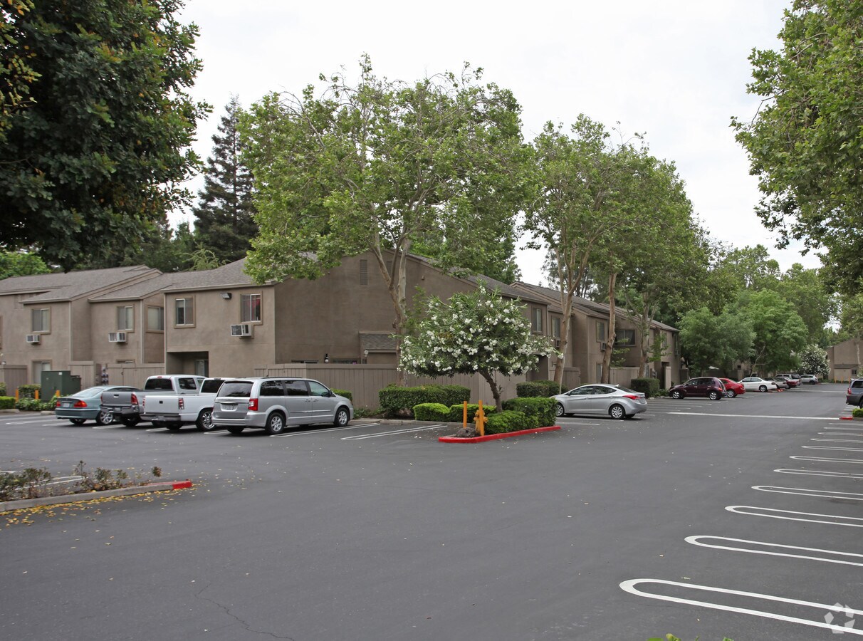 Photo - Colonial Farms Apartments