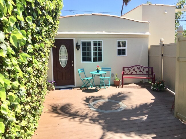 Front patio - 1348 S Curson Ave Casa Unidad 1348 S Curson Ave.