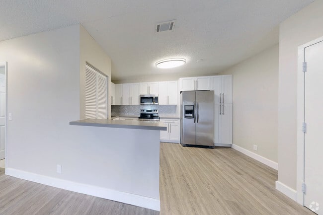 2BR, 1BA - 1,100 SF