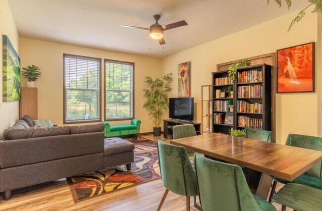 Photo - 497 W Center St