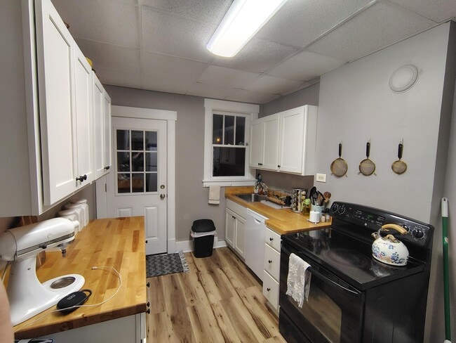 Photo - 755 Napier Ave