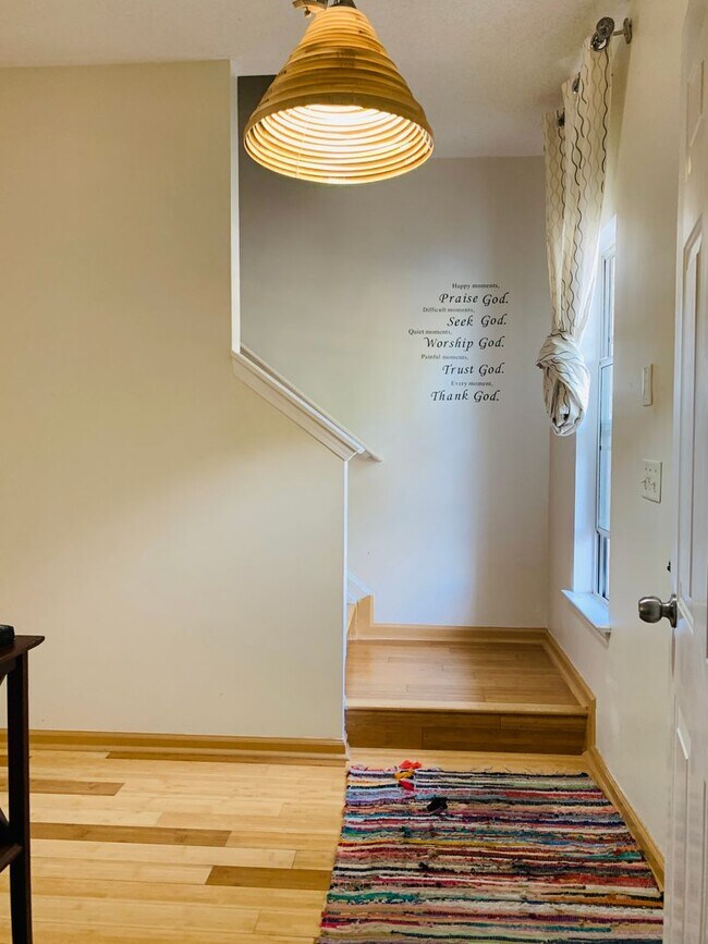 Photo - Beautiful 3 bedroom 2.5 bathroom townhome ...