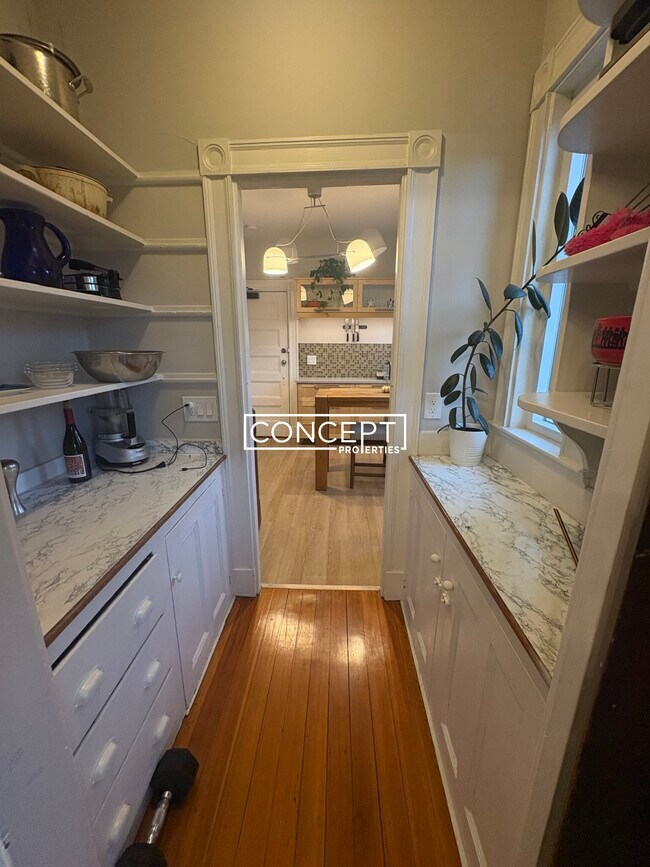 Photo - 107 Oxford St