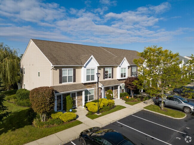 725 Eastview Dr - Foxgate at Islip Townhomes