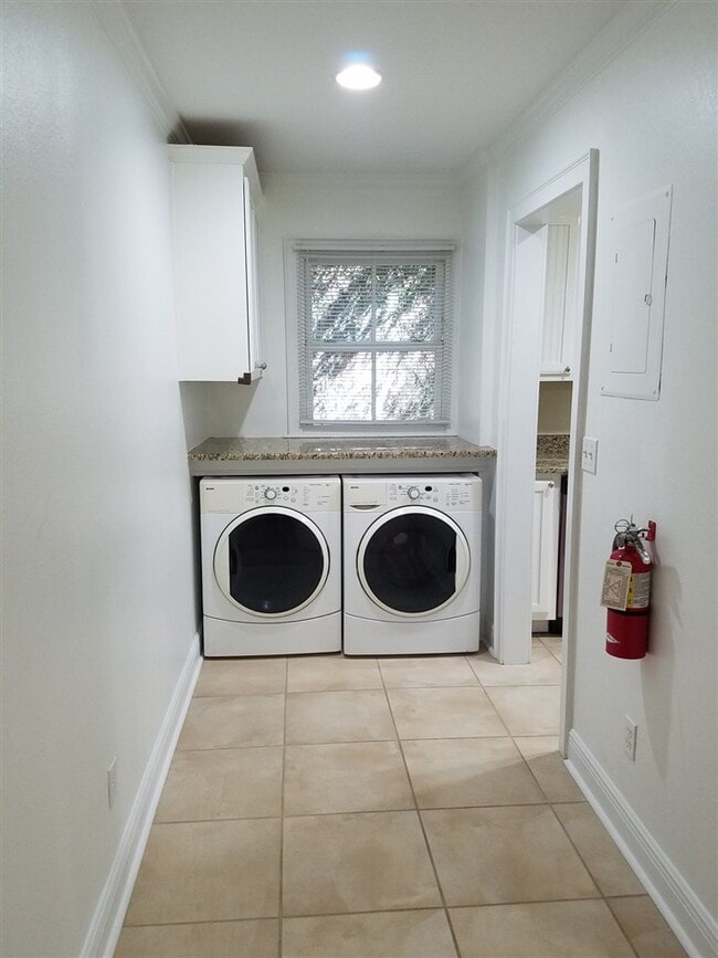 Photo - 1043 Martin St