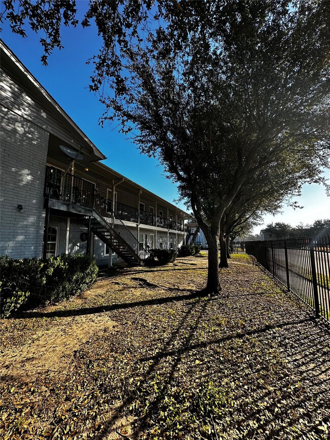 Building Photo - 7201 Hallshire Dr Unit 133