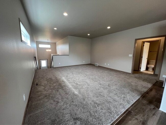 Photo - 1512 KEYSTONE CIR NE