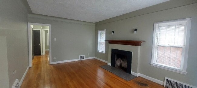 Photo - *Last Minute Fall Move in Special $1800 to...