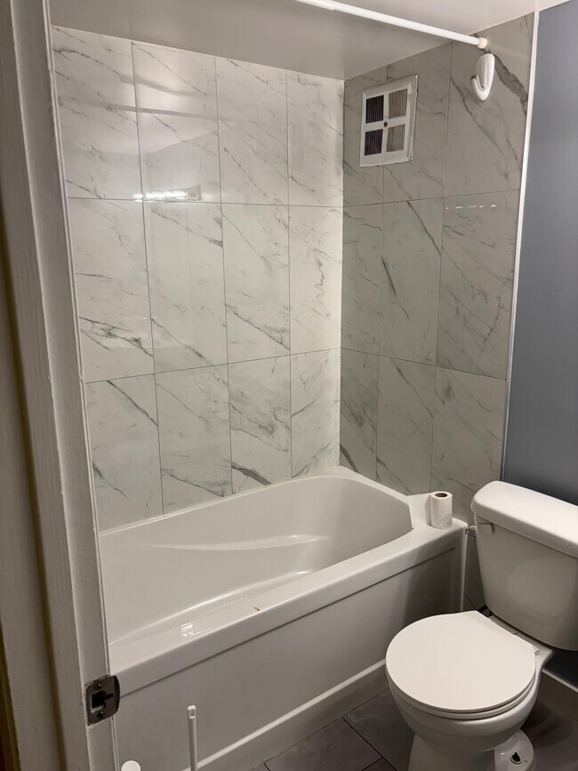 Building Photo - 15940 109 Av NW Unit 1