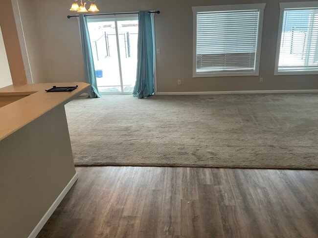 Photo - 703-726 26 St NW