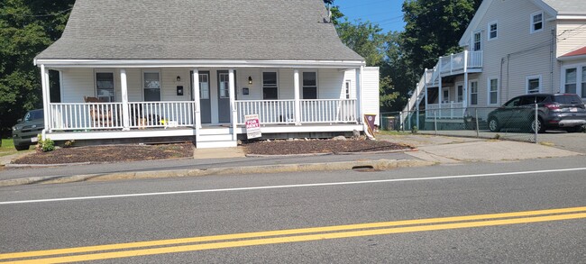 Photo - 1658 Commercial St Unit Two Bedroom in Duplex