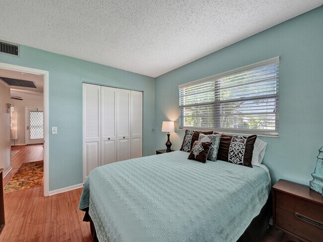Photo - 232 Farnham J Unit 232