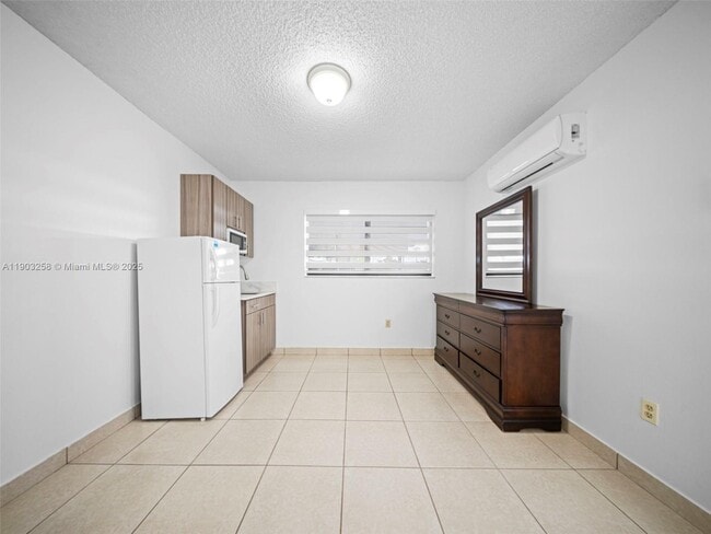 Photo - 4355 W 9th Ct Unidad 0