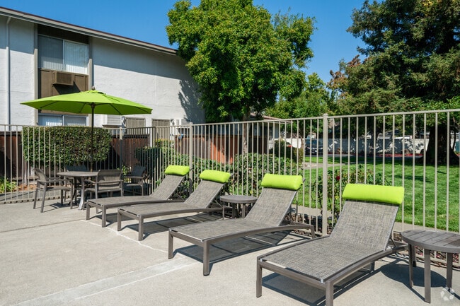 Pool Seating