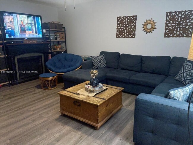 Building Photo - 1401 SW 134th Way Unit 305C