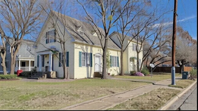 Photo - Charming 1-Bedroom Apartment in Sherman! Unidad 121 W Moore St -  101