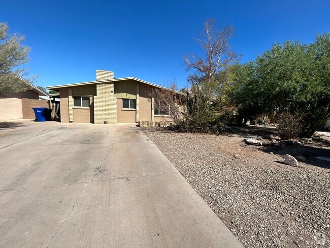 Building Photo - 3 Bedroom 2 Bath 8th and Dobson Mesa Rental