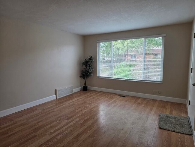3760 RedMaple Rd E Unit 1