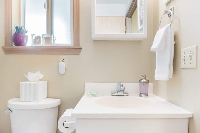 Building Photo - Adorable 1 Bed 1 Bath Cottage, 2 Blocks From Greenlake!