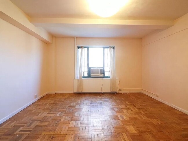 Photo - 5 Metropolitan Oval Unit 7B