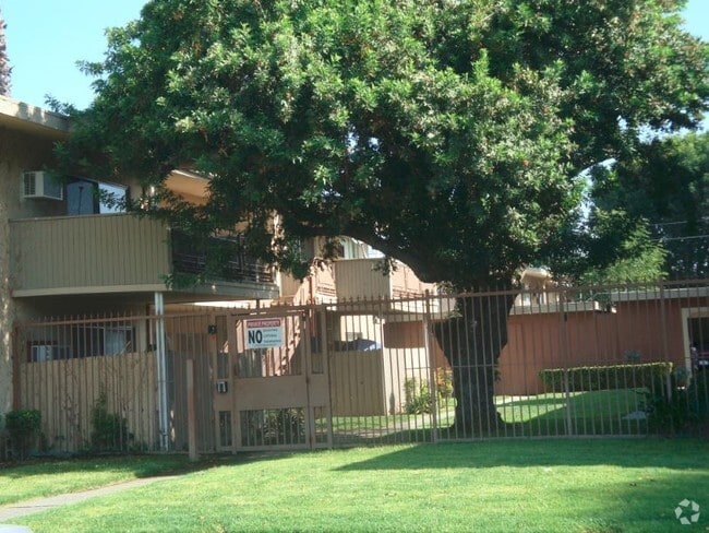 Exterior - Emerald Pointe Apartments