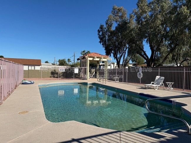 Building Photo - 1336 E Mountain View Rd Unit 104