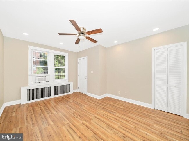 Building Photo - 4215 Dix St NE Unit Apt 1